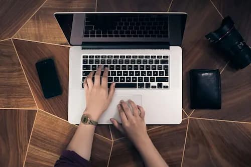 quelqu'un tape sur un clavier d'ordinateur