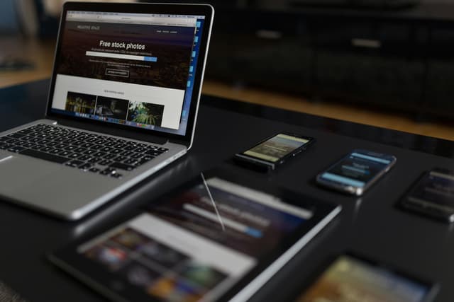 Photo d'un ordinateur avec une tablette et plusieurs téléphones portables