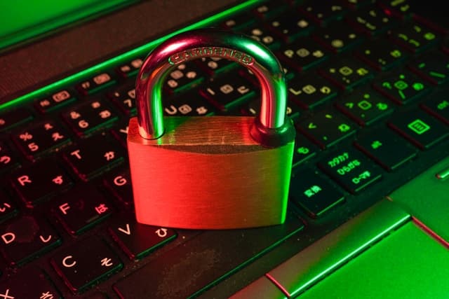 image d'un écran d'ordinateur avec un cadenas posé sur le clavier.